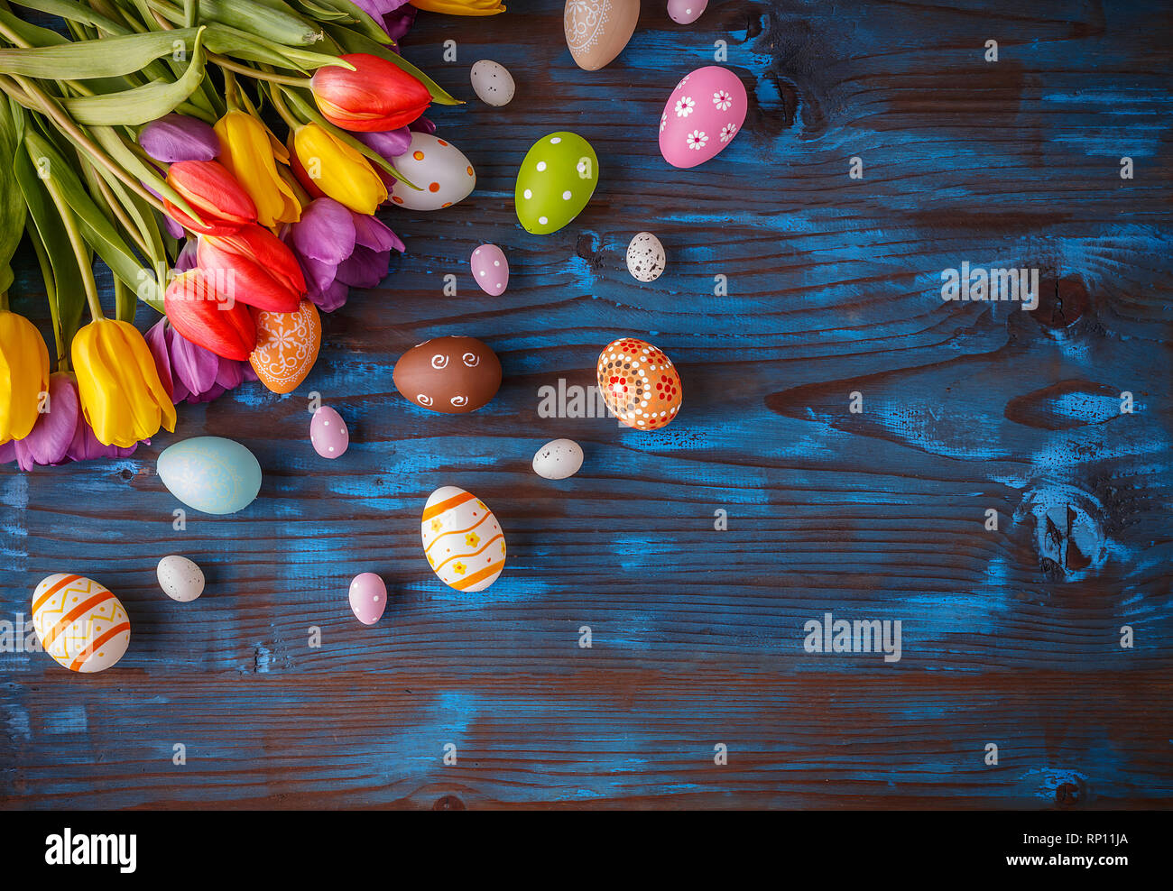 Ostern Hintergrund mit Ostereiern und Frühlingsblumen. Ansicht von oben mit der Kopie Raum Stockfoto