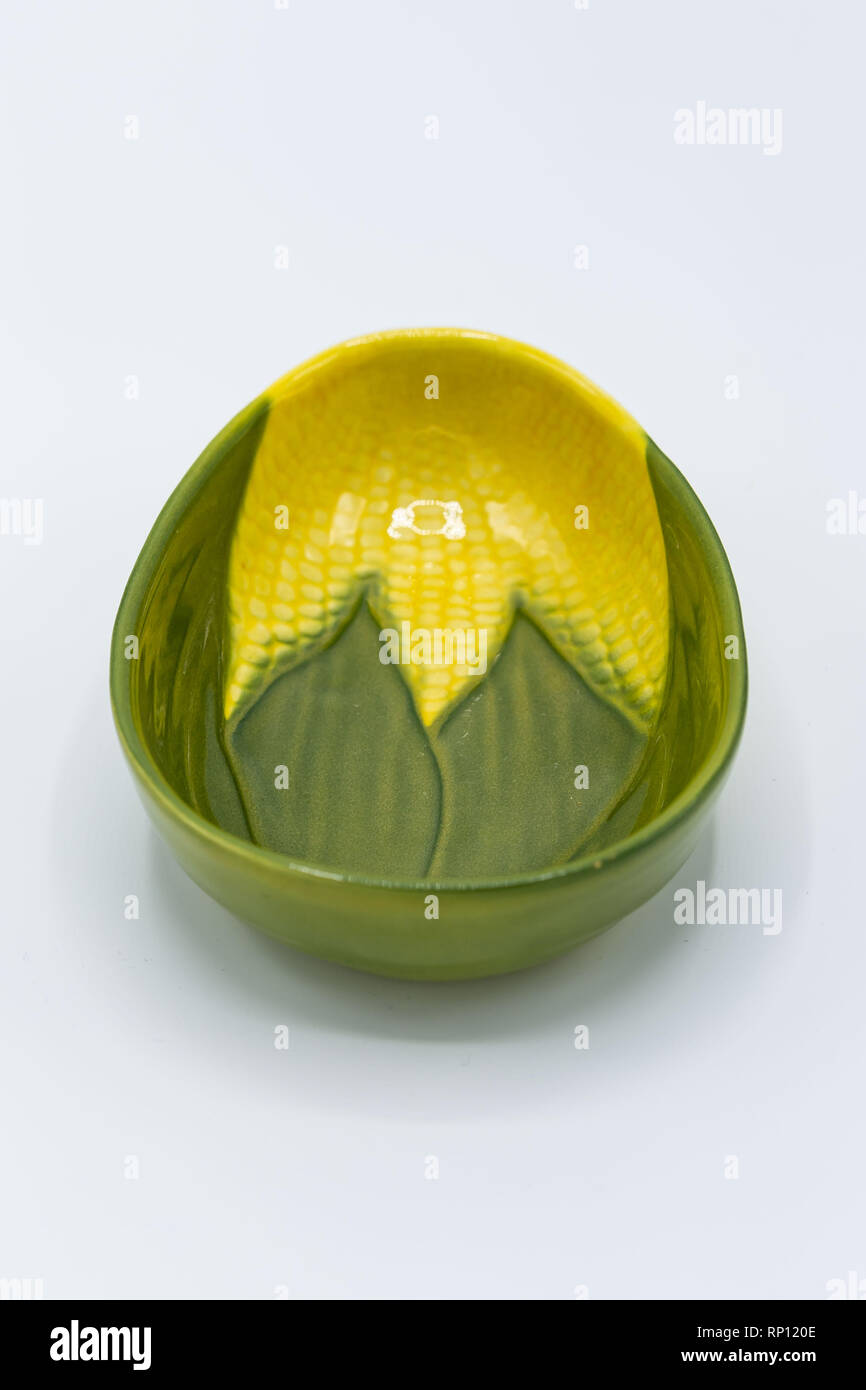 Eine keramische servierschüssel wie eine Ähre geformt Stockfoto