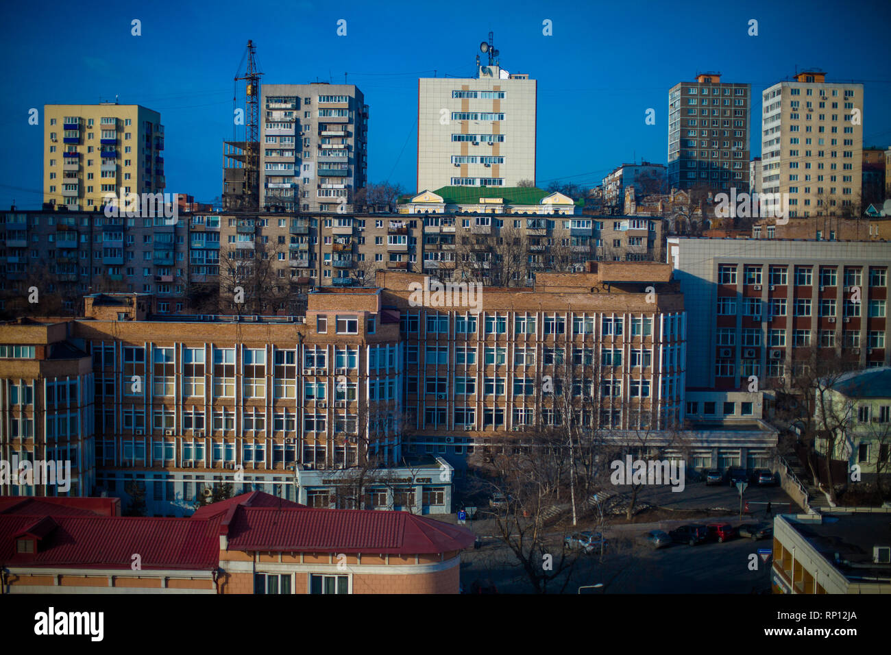 Ein Standard-Vorstadtgebäude im Stil der 50er, 60er und 70er Jahre in Wladiwostok, Russland Stockfoto