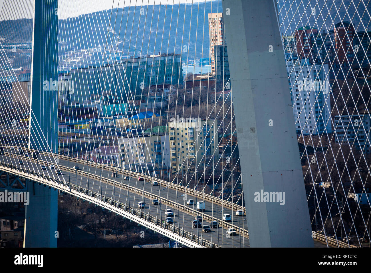 Die klaren Linien und Symmetrie der Mega-Struktur, die die Zolotoy-Brücke, Wladiwostok, Russland ist Stockfoto