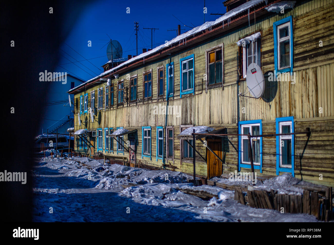 Das verfallene und Winter beschädigte Ex-Krankenhaus von Batagay, Russland Stockfoto