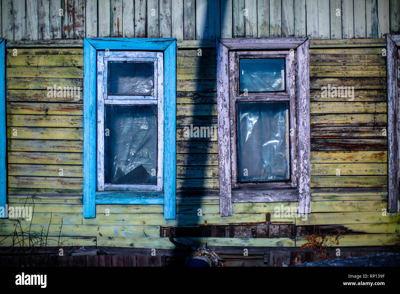 Das verfallene und Winter beschädigte Ex-Krankenhaus von Batagay, Russland Stockfoto