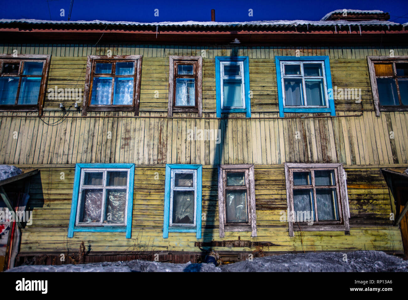 Das verfallene und Winter beschädigte Ex-Krankenhaus von Batagay, Russland Stockfoto