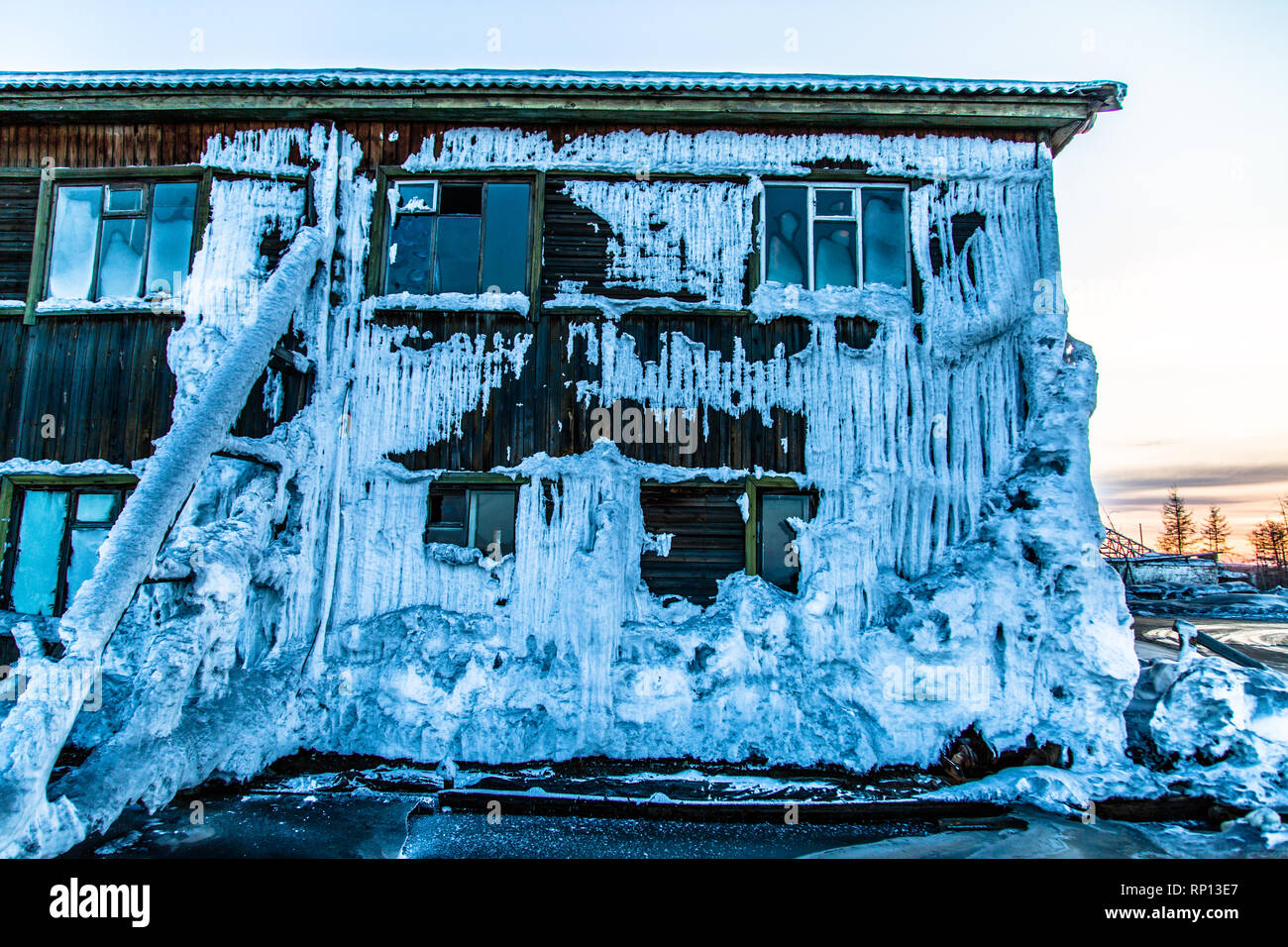 Das verfallene und Winter beschädigte Ex-Krankenhaus von Batagay, Russland Stockfoto
