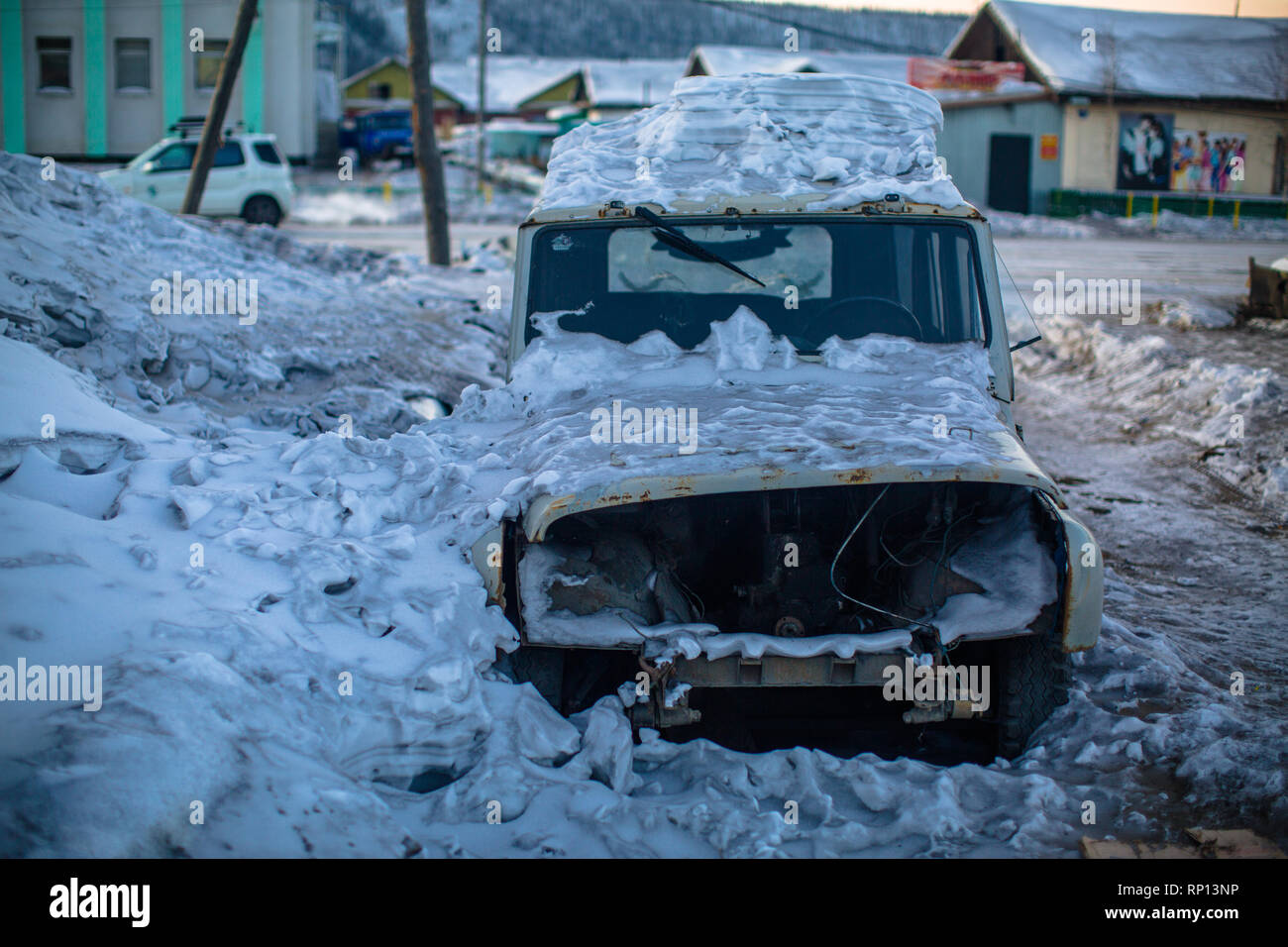 Ein noch funktionierender sowjetischer UAZ-469 Jeep parkte und steckte im Schnee, Batagay, Russland Stockfoto