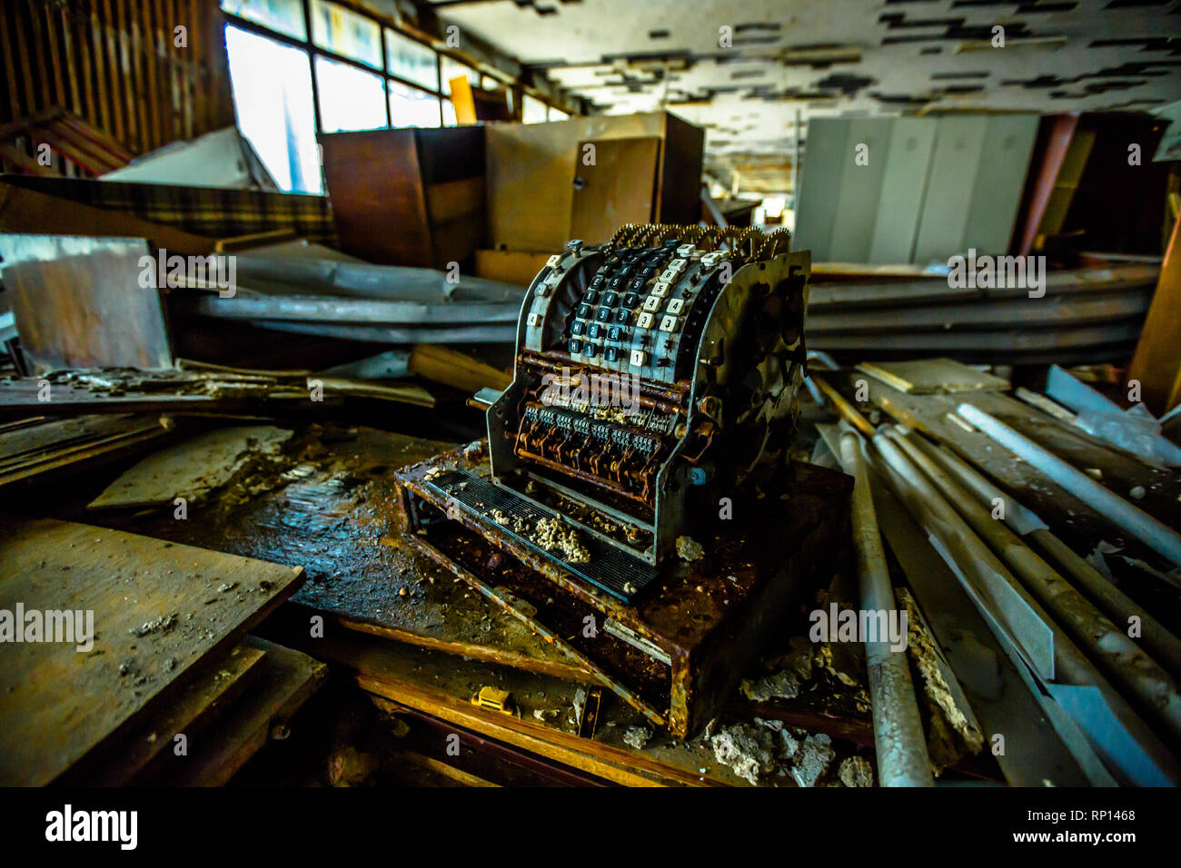 Eine Kasse in einem verlassenen Büro, während die nukleare Katastrophe evakuiert. Stockfoto