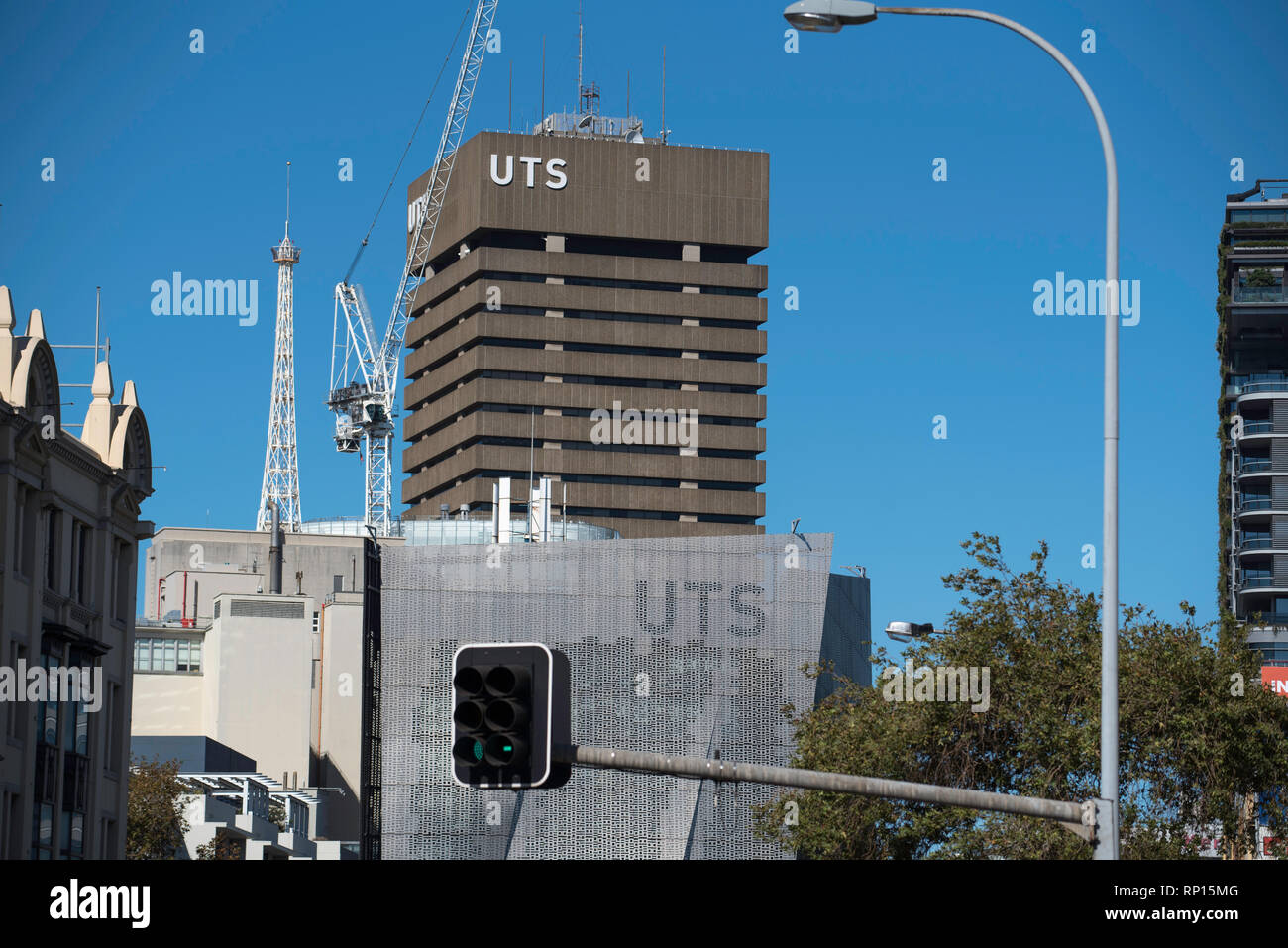 An der Technischen Universität Sydney Gebäude 1 Der brutalist admin Turm und Gebäude 11, Fakultät für Ingenieurwesen & IT am Rande des Central Sydney Stockfoto