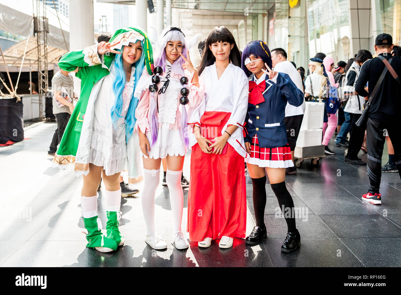 Bilder von der unglaublichen Thai Cosplay Mädchen und Jungen an der Japan Expo 2019 in Bangkok, Thailand. Vier Mädchen gekleidet in einigen tollen Outfits genießen. Stockfoto