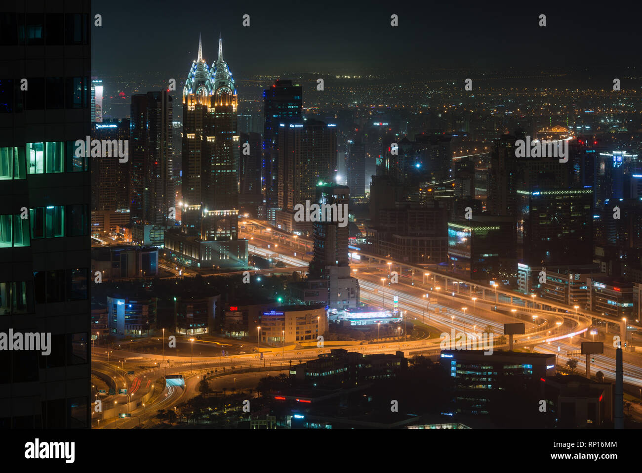 DUBAI, VAE - 17. Februar 2018: Nacht Blick auf Straßen in der Nähe von Business Central Towers oder die Al Kazim Towers in Dubai, Vereinigte Arabische Emirate Stockfoto