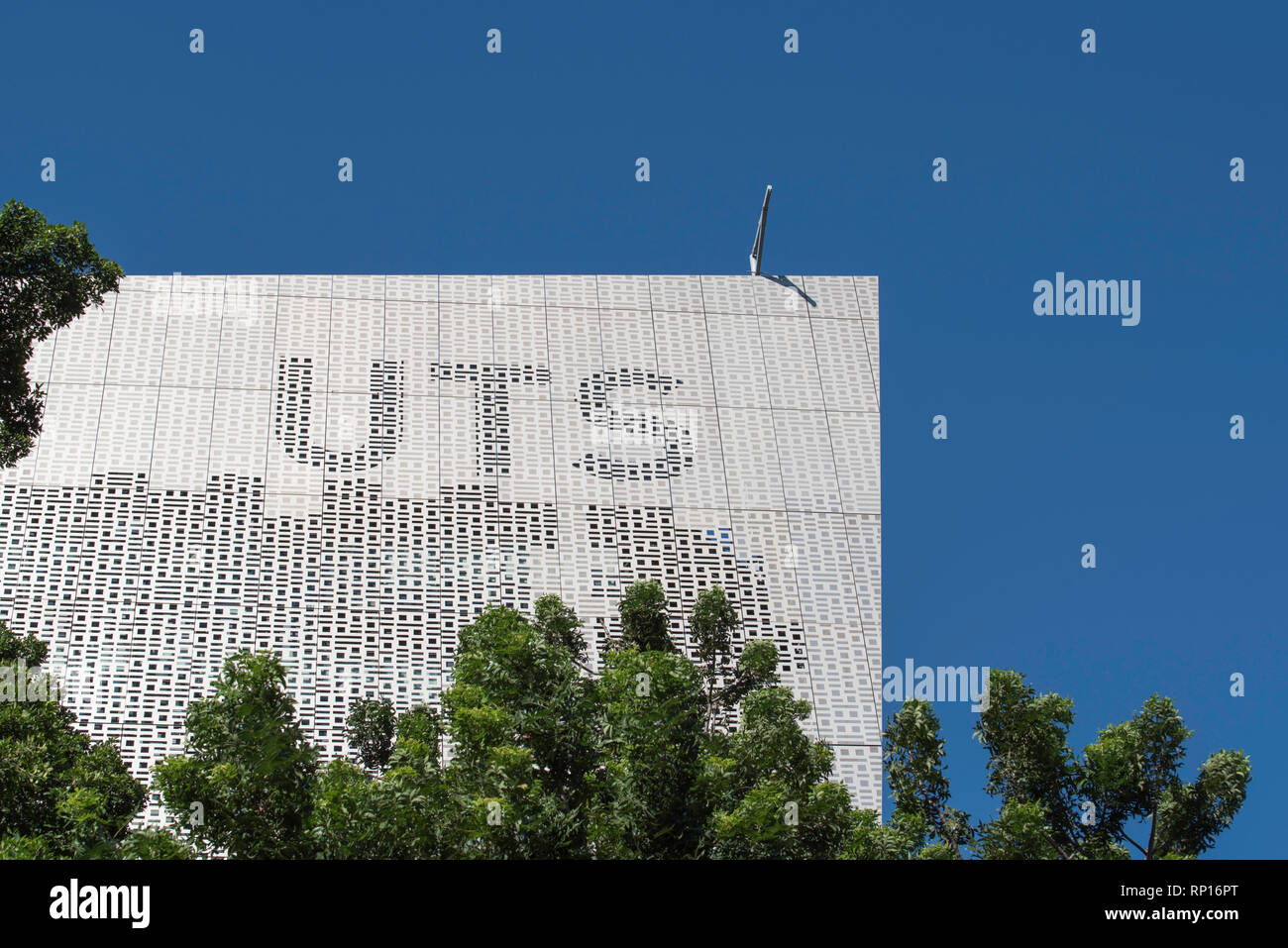 An der Technischen Universität Sydney Gebäude 11, Fakultät für Maschinenbau und Gebäude auf der Broadway liegt in einer Legierung binäre Bildschirm von Einsen und Nullen abgedeckt Stockfoto