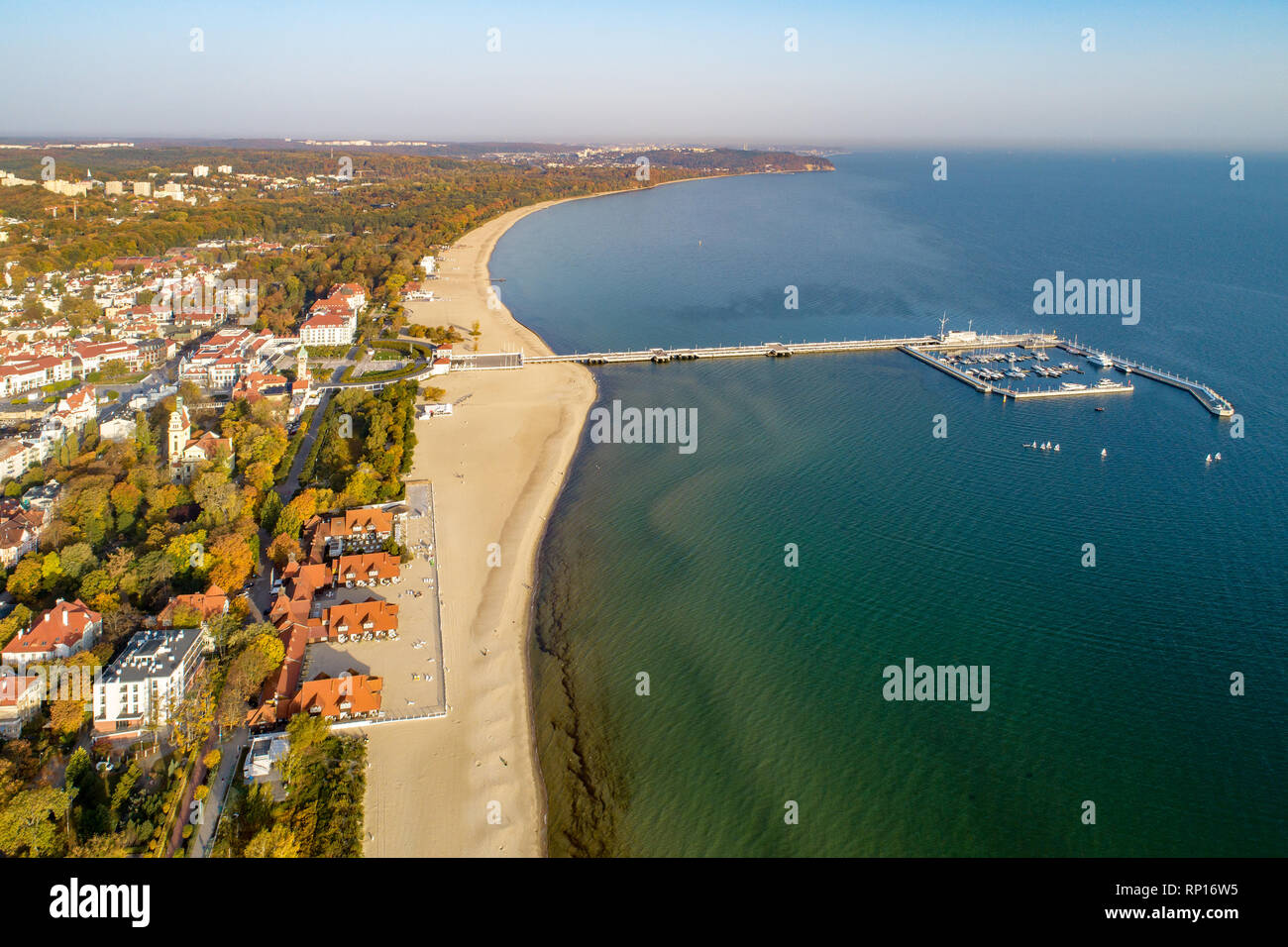Polen, Sopot Resort. Hölzerne Seebrücke (Molo) mit Marina, Yachten, Segelboote, Strand, der Alte Leuchtturm, Kirche, Ferienhäuser Infrastruktur, Hotels, Park und Prom Stockfoto