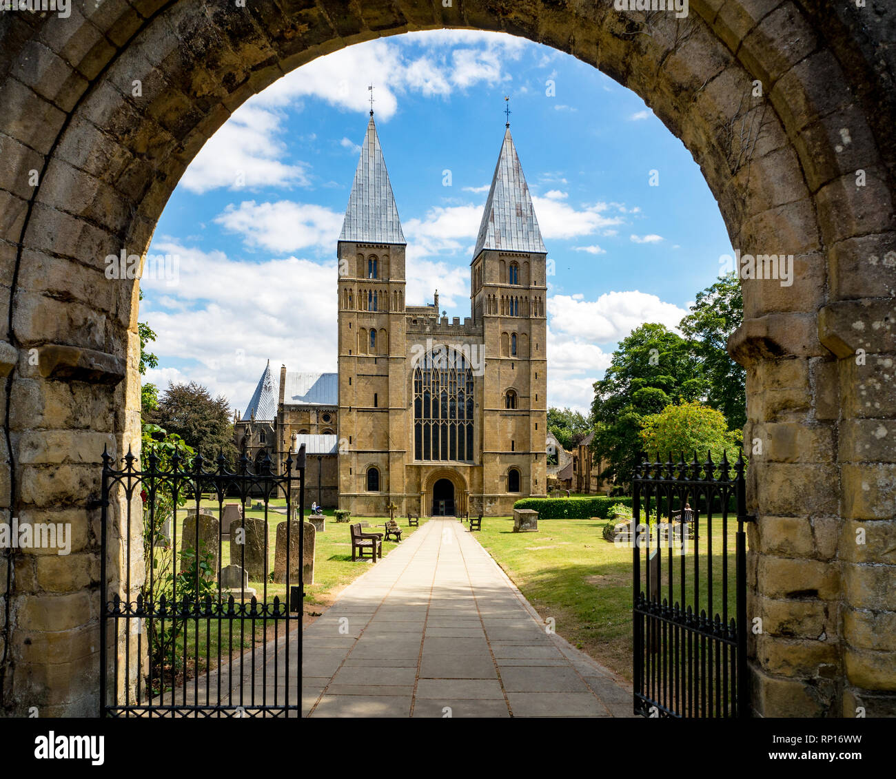 Southwell Mister und romanische Kathedrale in Nottinghamshire, England, UK, gesehen durch die arkade der wichtigsten Tor Stockfoto