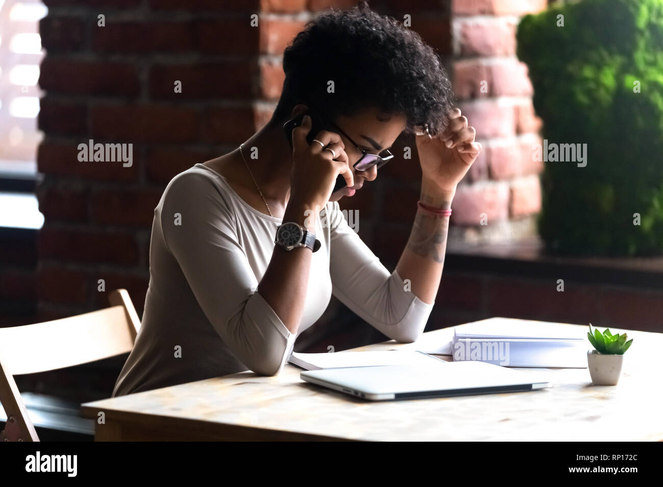 Schwere schwarze Mädchen Gespräch am Handy Stockfoto