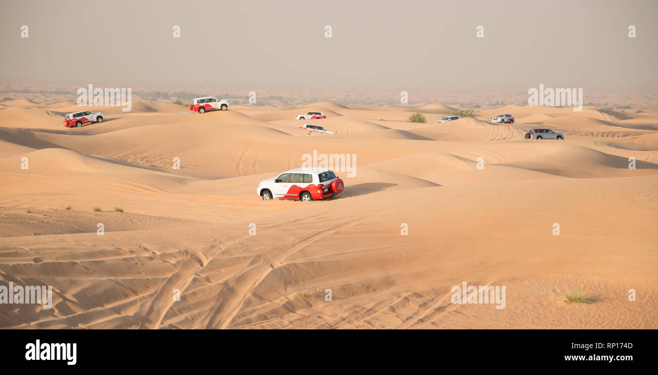 DUBAI, VAE - 18. Februar 2018: Desert Safari - Fahren im Gelände Fahrzeuge durch die Sanddünen, traditionelle Unterhaltung für Touristen in der Wüste clo Stockfoto