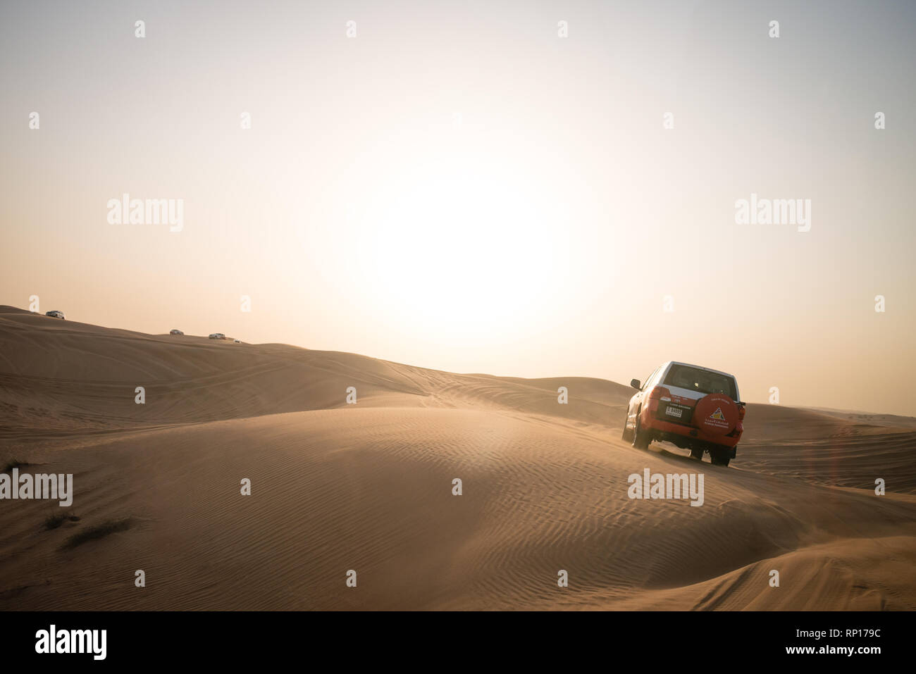 DUBAI, VAE - 18. Februar 2018: Desert Safari - Fahren im Gelände Fahrzeuge durch die Sanddünen, traditionelle Unterhaltung für Touristen in der Wüste clo Stockfoto