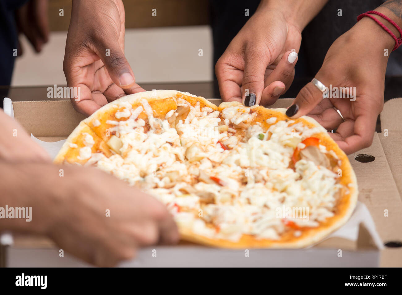 In der Nähe der Pizza Stücke und Menschen die Hände Stockfoto