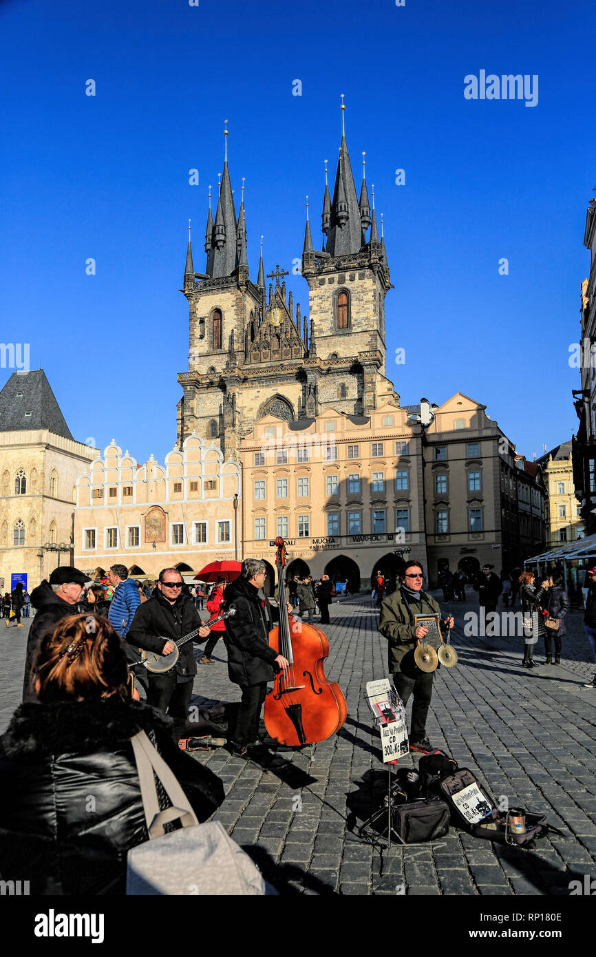 Ein Blick auf die Prager Altstadt Platz der Winter mit einem schönen blauen Himmel im Hintergrund. Stockfoto