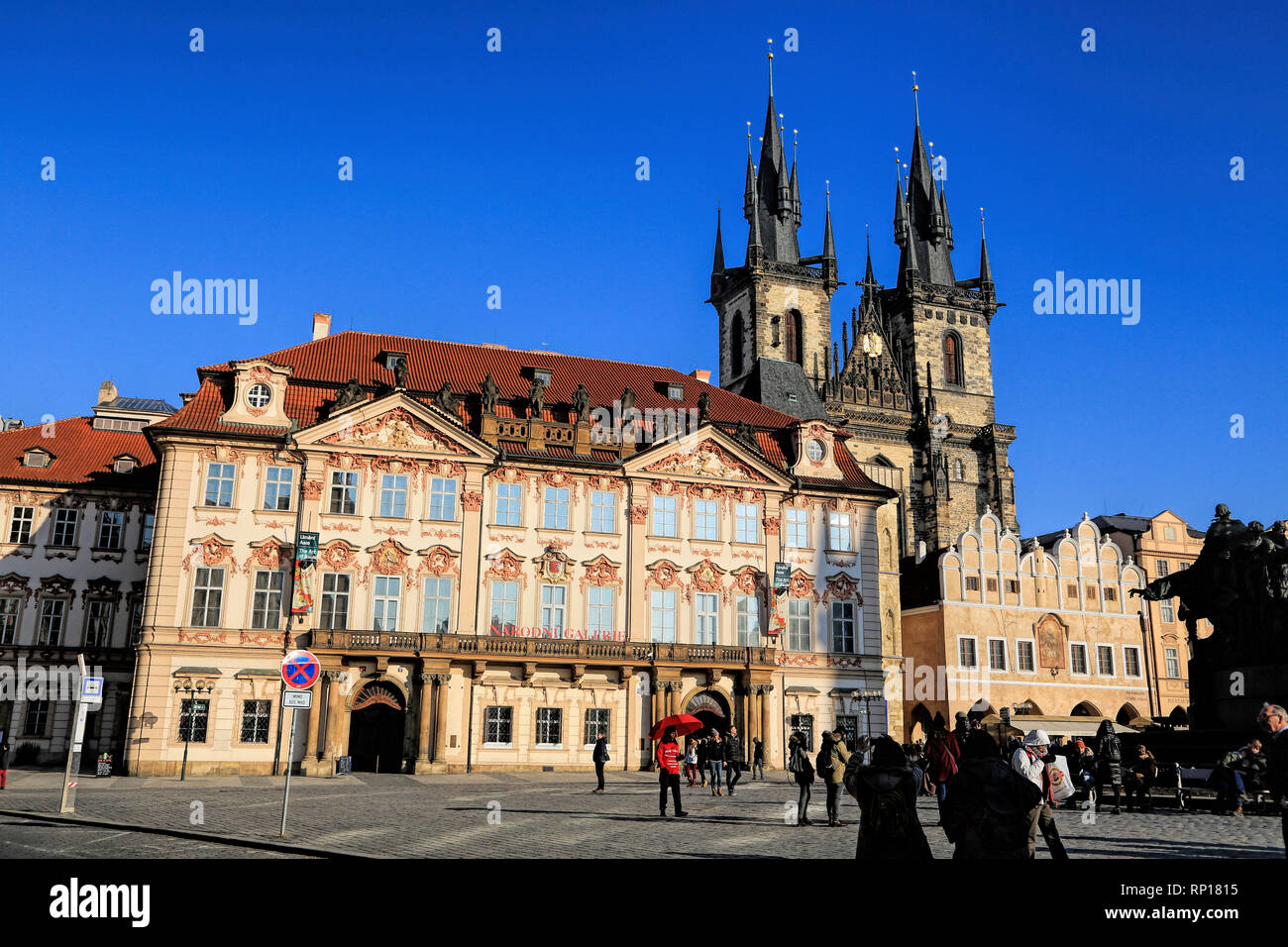 Ein Blick auf die berühmten Prager Gebäude in der Altstadt. Stockfoto