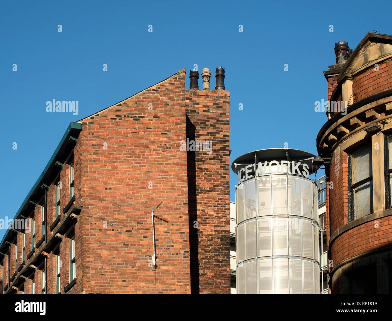 Modernes Iceworks Gebäude zwischen alten roten Backsteingebäude aus den Rufen in Leeds West Yorkshire England Stockfoto