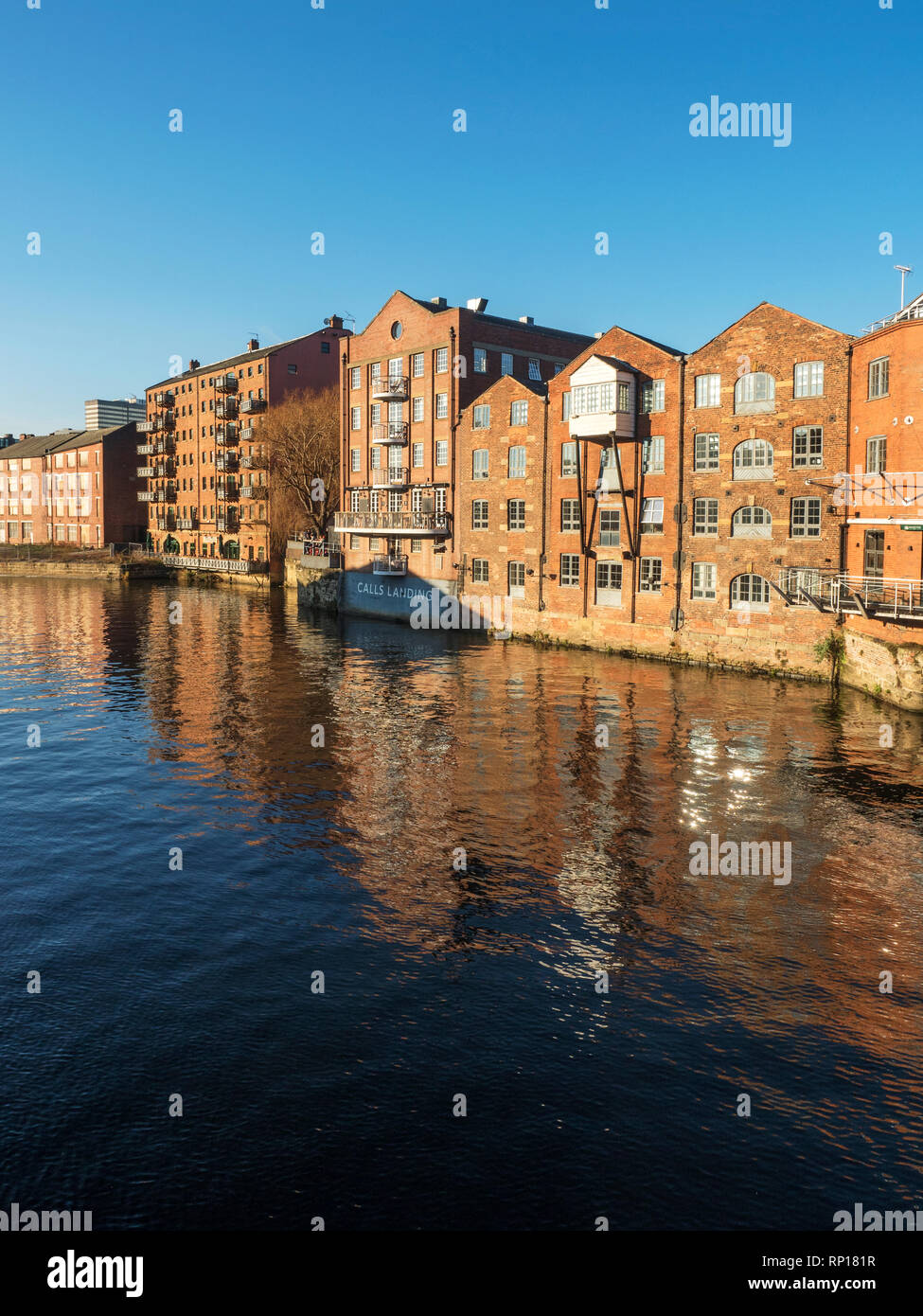 Konvertiert Riverside Gebäude fordert, die Landung auf dem Fluss Aire in Leeds West Yorkshire England Stockfoto