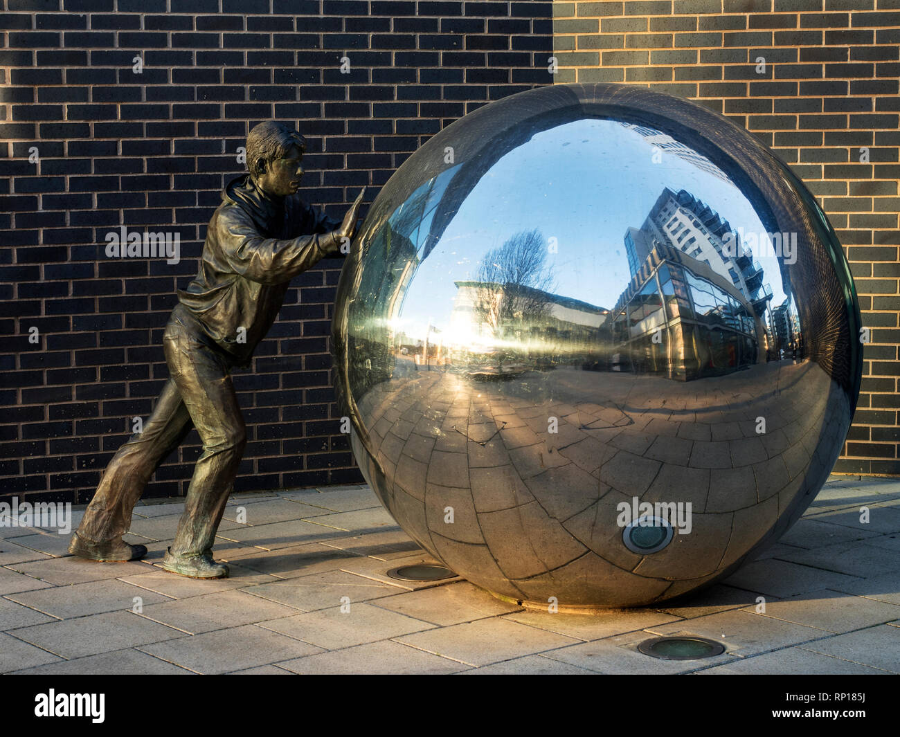 Eine reflektierende Ansatz modernen aculpture von Kevin Atherton Dock an der Leeds West Yorkshire England Stockfoto