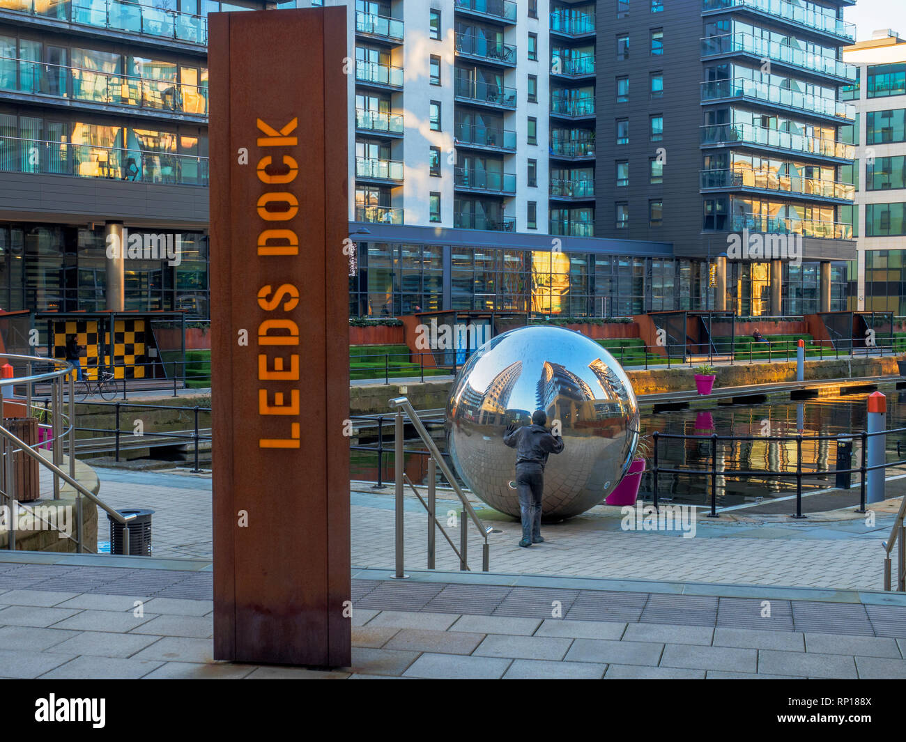 Eine reflektierende Ansatz modernen aculpture von Kevin Atherton Dock an der Leeds West Yorkshire England Stockfoto