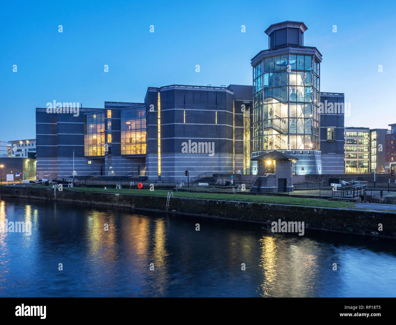 Royal Armouries Museum aus dem Fluss Aire bei Dämmerung Leeds West Yorkshire England Stockfoto