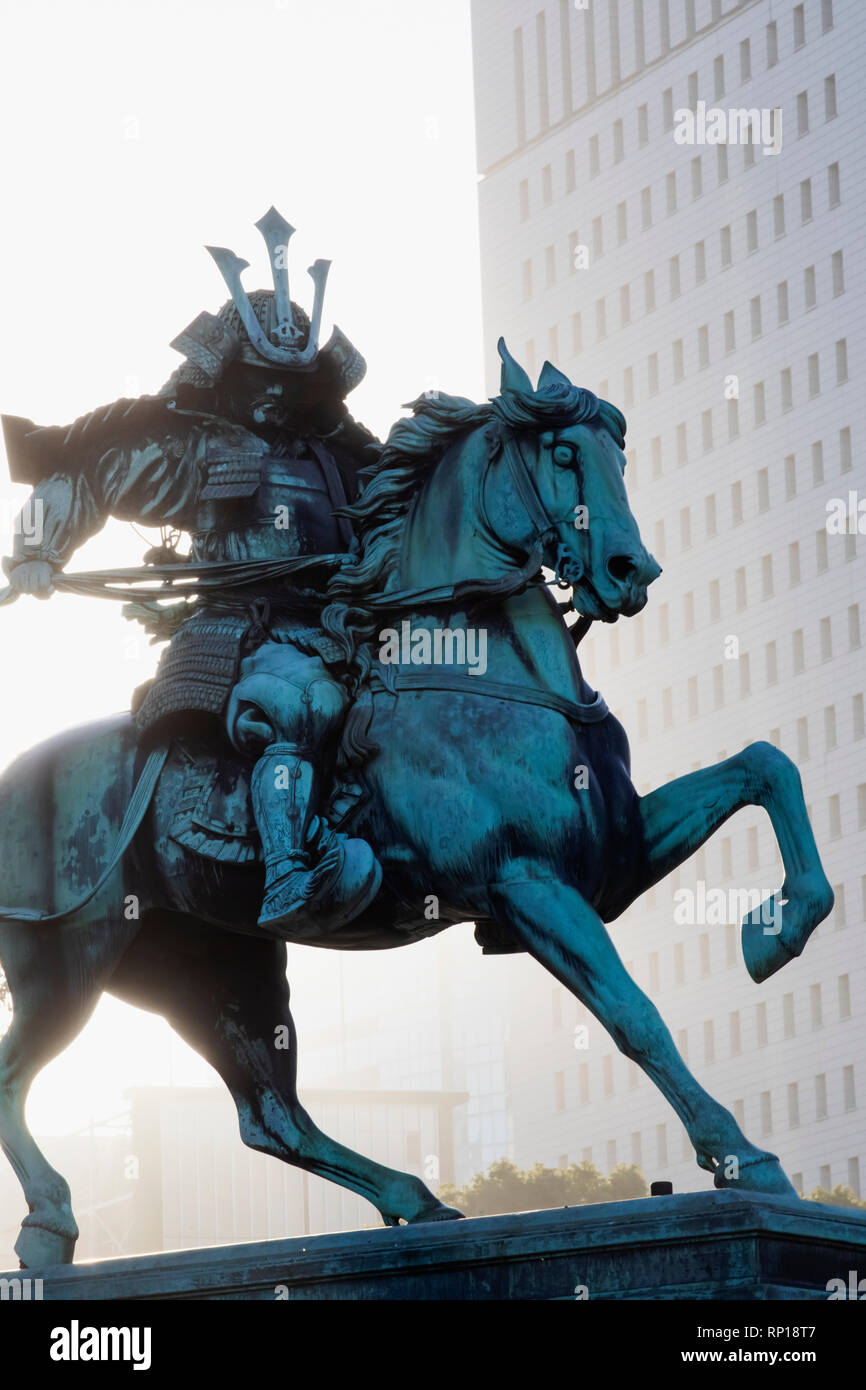 Japan, Honshu, Tokio, Hibiya, Imperial Palace äußeren Garten, Statue des 14. Jahrhunderts Samurai Warrior Kusunoki Masasshige auf dem Pferderücken Stockfoto