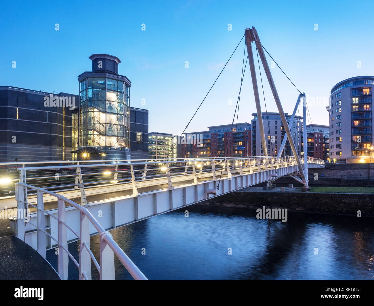 Ritter Wat Brücke über den Fluss Aire Royal Armouries Museum in der Dämmerung Leeds West Yorkshire England Stockfoto