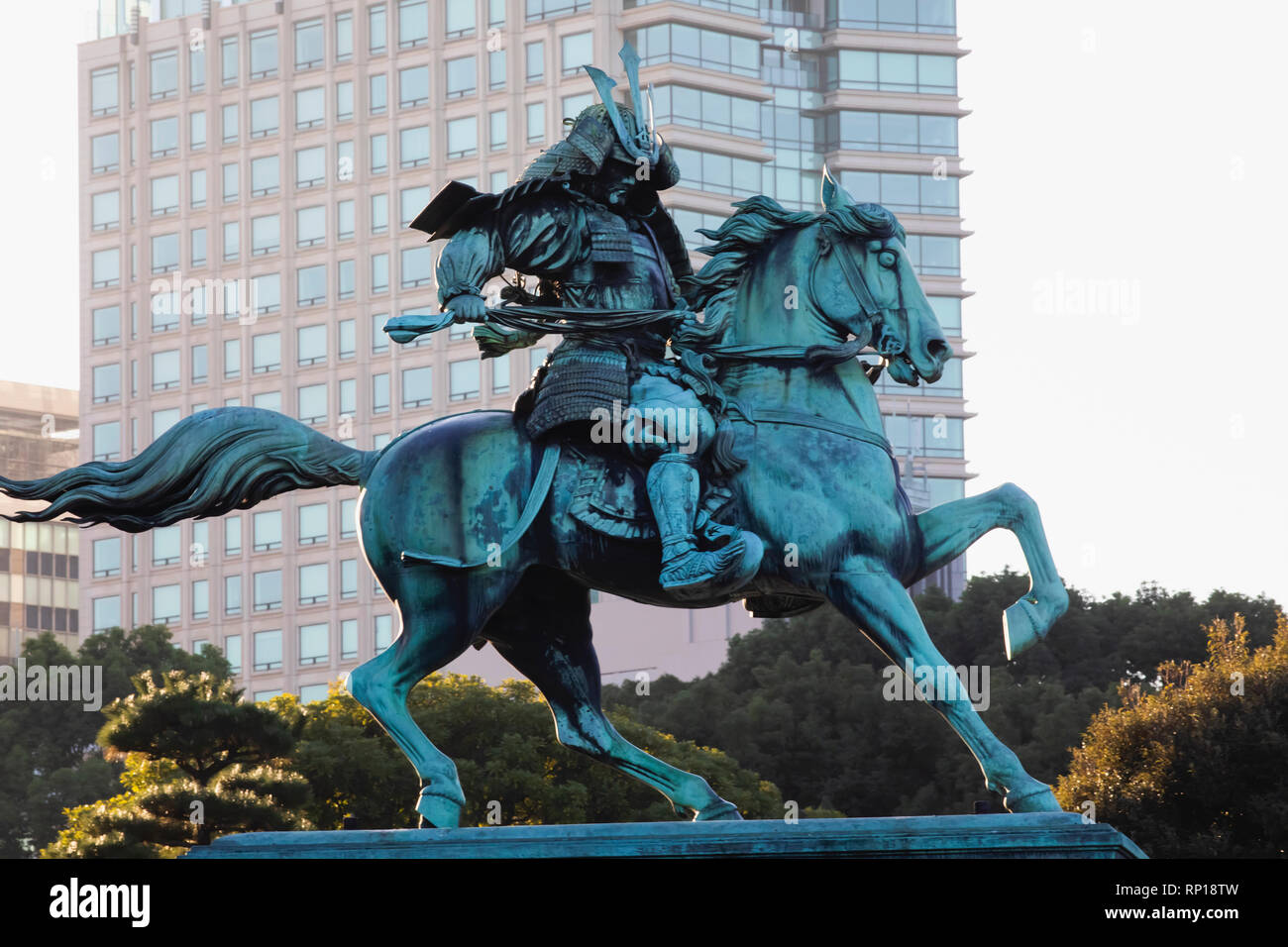 Japan, Honshu, Tokio, Hibiya, Imperial Palace äußeren Garten, Statue des 14. Jahrhunderts Samurai Warrior Kusunoki Masasshige auf dem Pferderücken Stockfoto