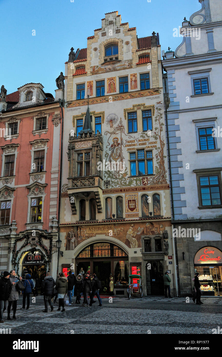 Ein Blick auf die berühmten Prager Gebäude in der Altstadt. Stockfoto