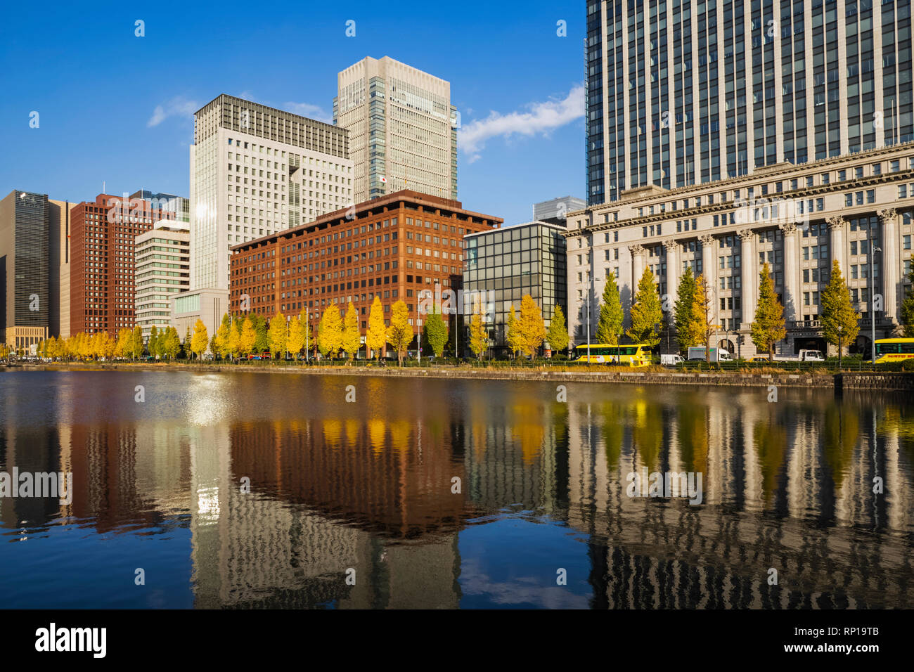 Japan, Honshu, Tokyo, Marunouchi, Hibiya-dori und Marunouchi Bereich Skyline spiegelt sich in der Imperial Palace äußeren Wassergraben Stockfoto