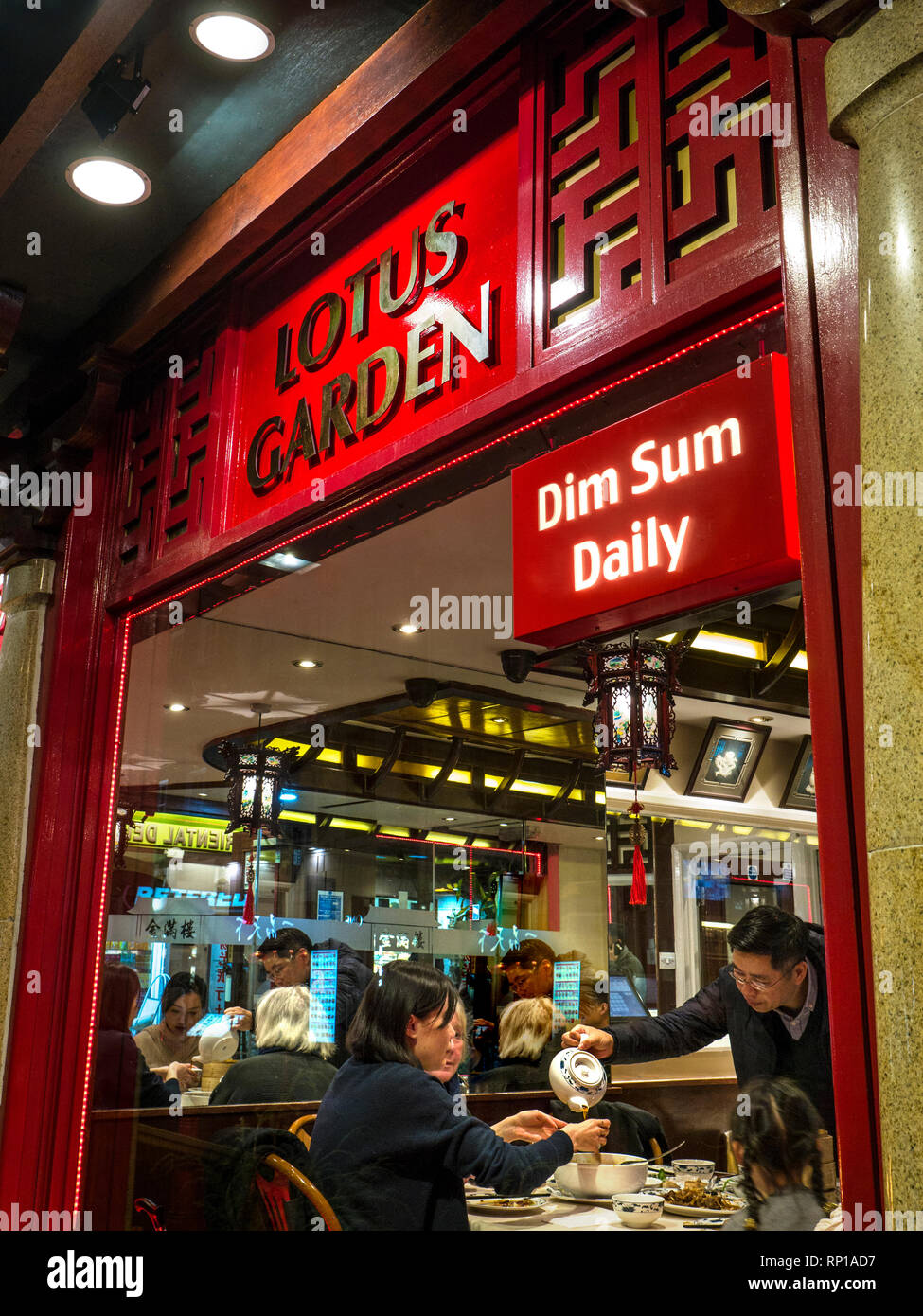Das Fenster mit dem Kellner im chinesischen Restaurant zeigt den "Lotus