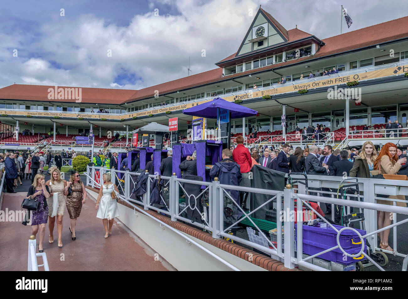Chester Vase Renntag um die Rennbahn von Chester. Stockfoto