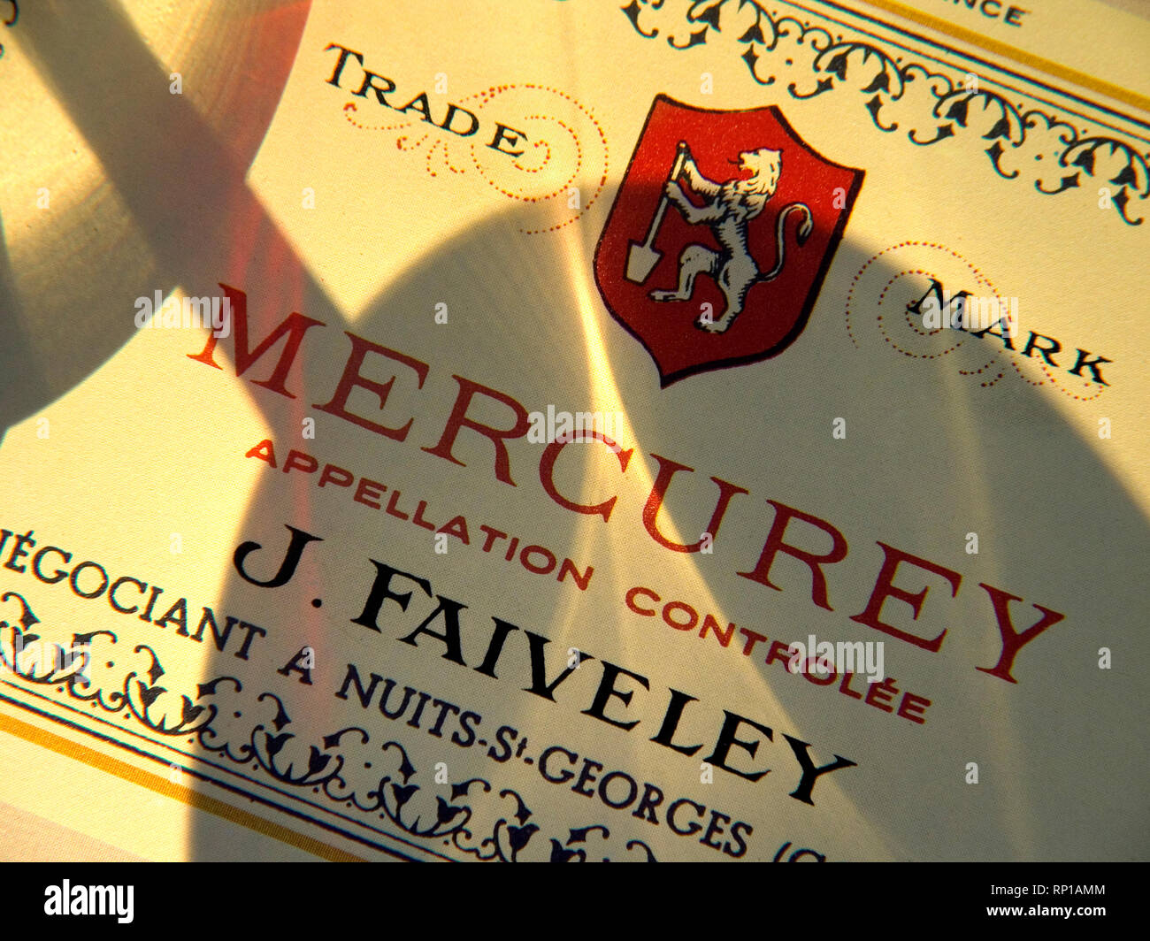 MERCUREY ROTWEIN LABEL TASTING GLAS SCHATTEN Vintage Domaine J Faiveley Mercurey Wein Etikett Nuits St Georges Cote d'Or Burgund Frankreich Stockfoto