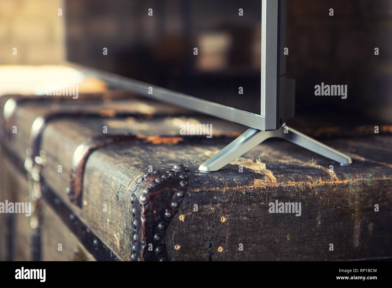 TV-Standfuß und Beine close-up auf vintage Brust Stockfoto