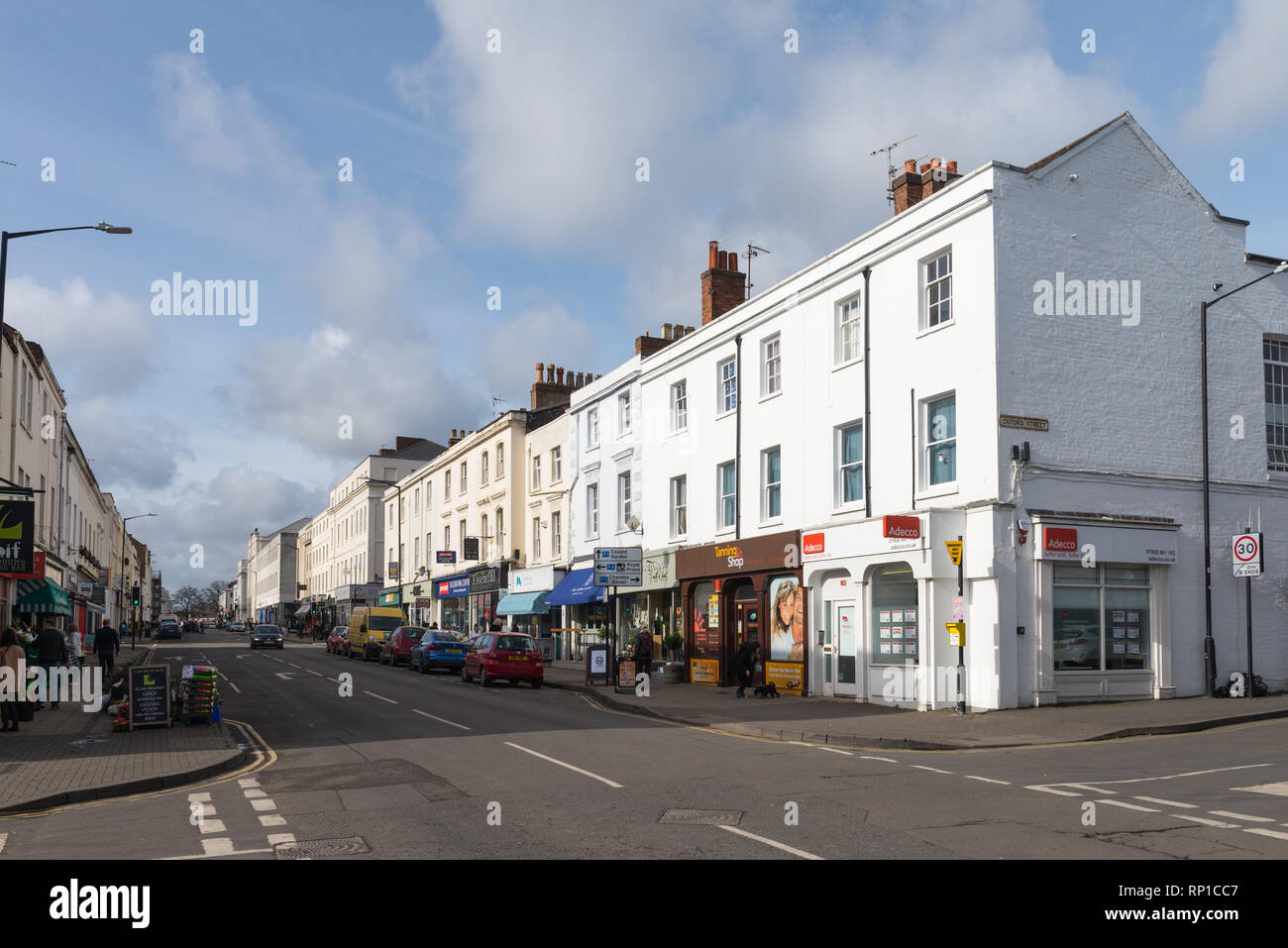 Geschäfte und Restaurants in Warwick Street, Leamington Spa, Warwickshire Stockfoto