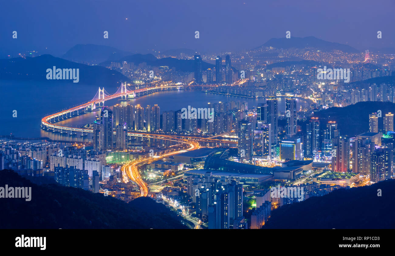 Busan Stadtbild mit Wolkenkratzern und Gwangan Brücke bei Nacht beleuchtet. Busan. Südkorea Stockfoto
