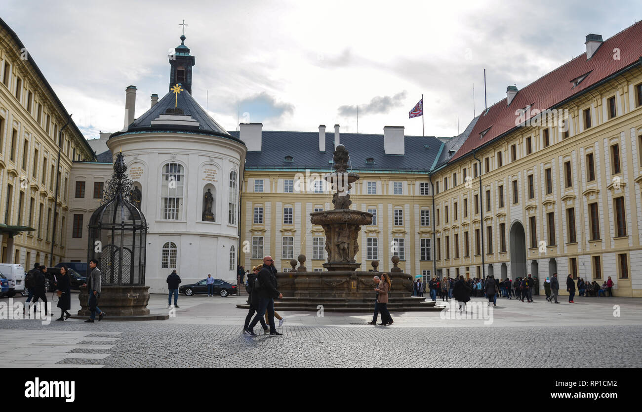 Prag, Tschechische - 26.Oktober 2018. Architekturen von Praha (Tschechische Republik). Das Schloss gehört zu den am meisten besuchten Sehenswürdigkeiten in Prag. Stockfoto
