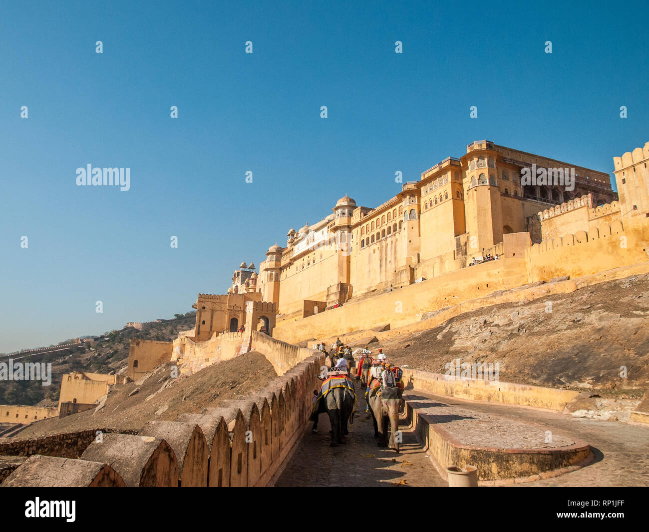 Bis zu Amer Fort auf Elefanten. Amer Fort oder Amber Fort im Jahre 1592 abgeschlossen wurde, die Residenz der Rajput Maharajas in Jaipur, Indien. Stockfoto