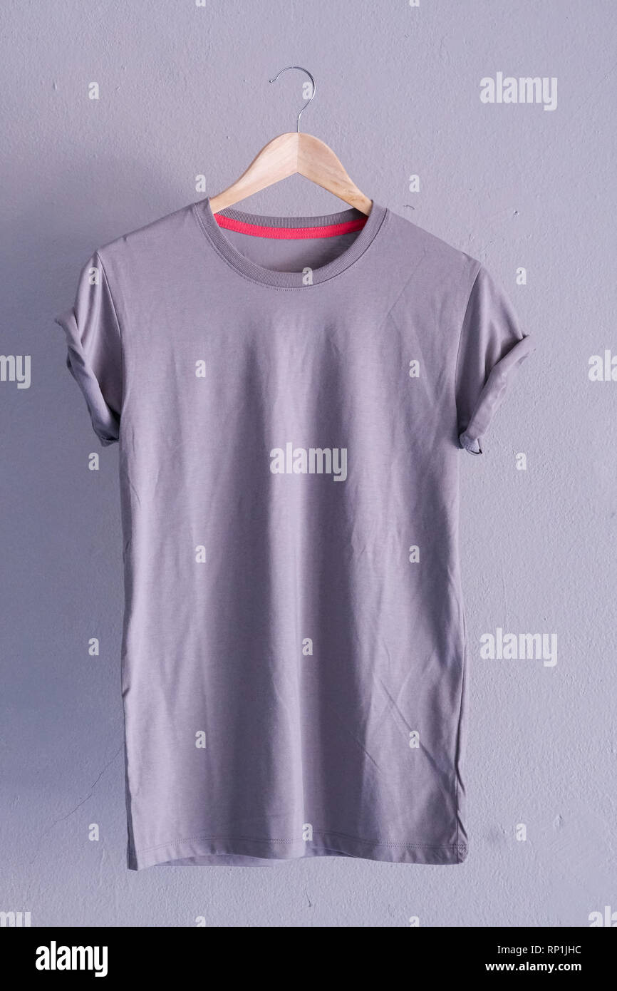 Retro Falz grau Baumwolle T-Shirt Kleidung mock up Vorlage auf grauen Hintergrund Konzept für den Einzelhandel Dress Shop Kulisse, Leer, flach Stockfoto