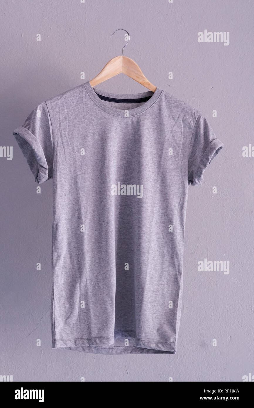 Retro Falz grau Baumwolle T-Shirt Kleidung mock up Vorlage auf grauen Hintergrund Konzept für den Einzelhandel Dress Shop Kulisse, Leer, flach Stockfoto