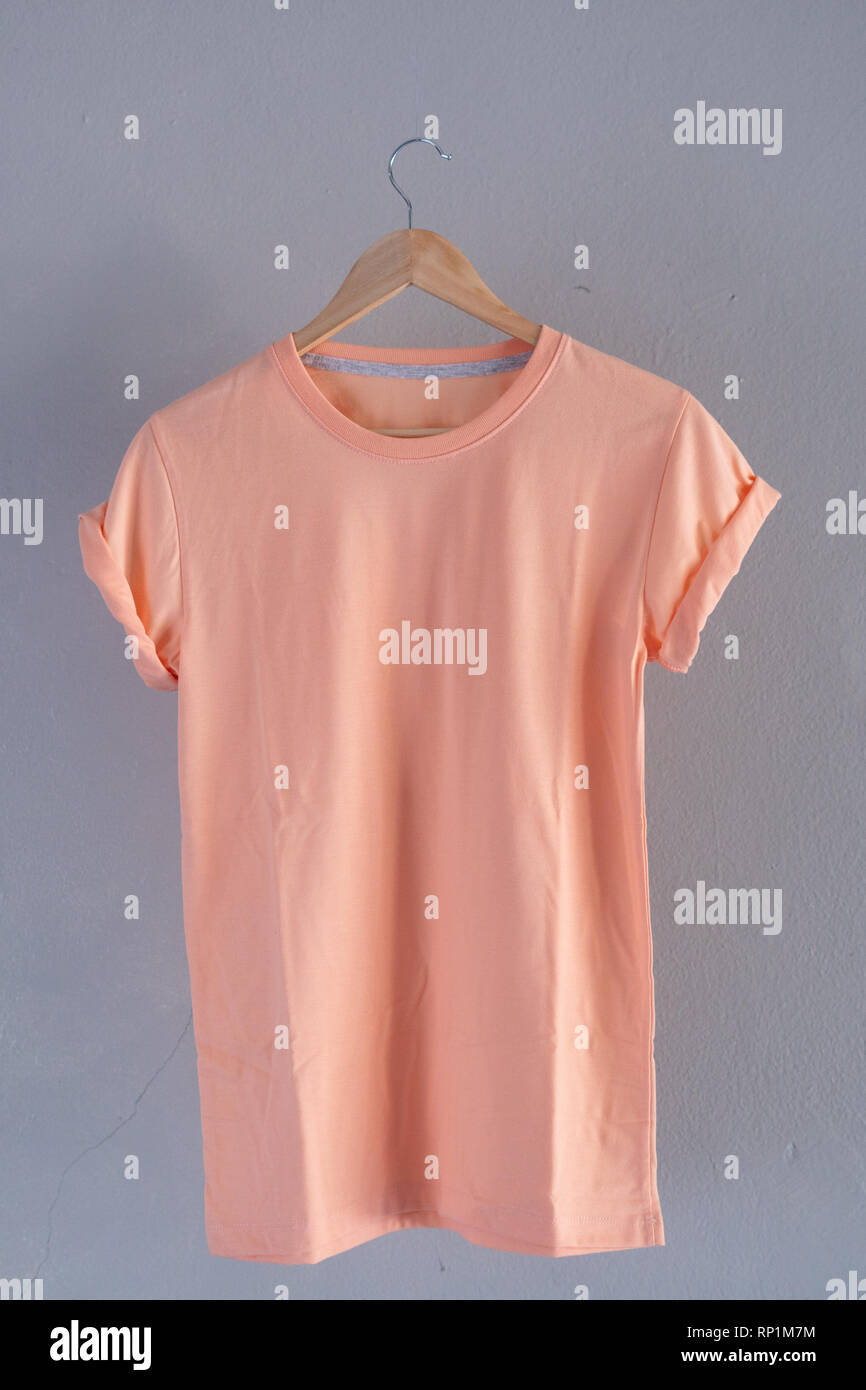 Retro Falten orange Baumwoll-T-Shirt Kleidung mock up Vorlage auf grunge weiß Holz Hintergrund Konzept für den Einzelhandel Dress Shop Kulisse, Leere flach vinta Stockfoto