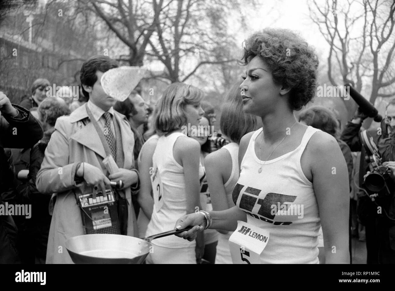 Humor/ungewöhnlich/Sport. Charity-Pfannkuchen-Rennen. Lincoln es Inn Fields. Februar 1975 75-00807-002 Stockfoto