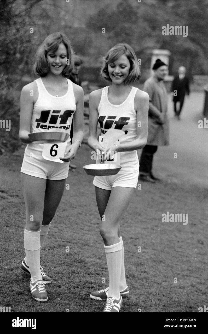 Humor/ungewöhnlich/Sport. Charity-Pfannkuchen-Rennen. Lincoln es Inn Fields. Februar 1975 75-00807-010 Stockfoto