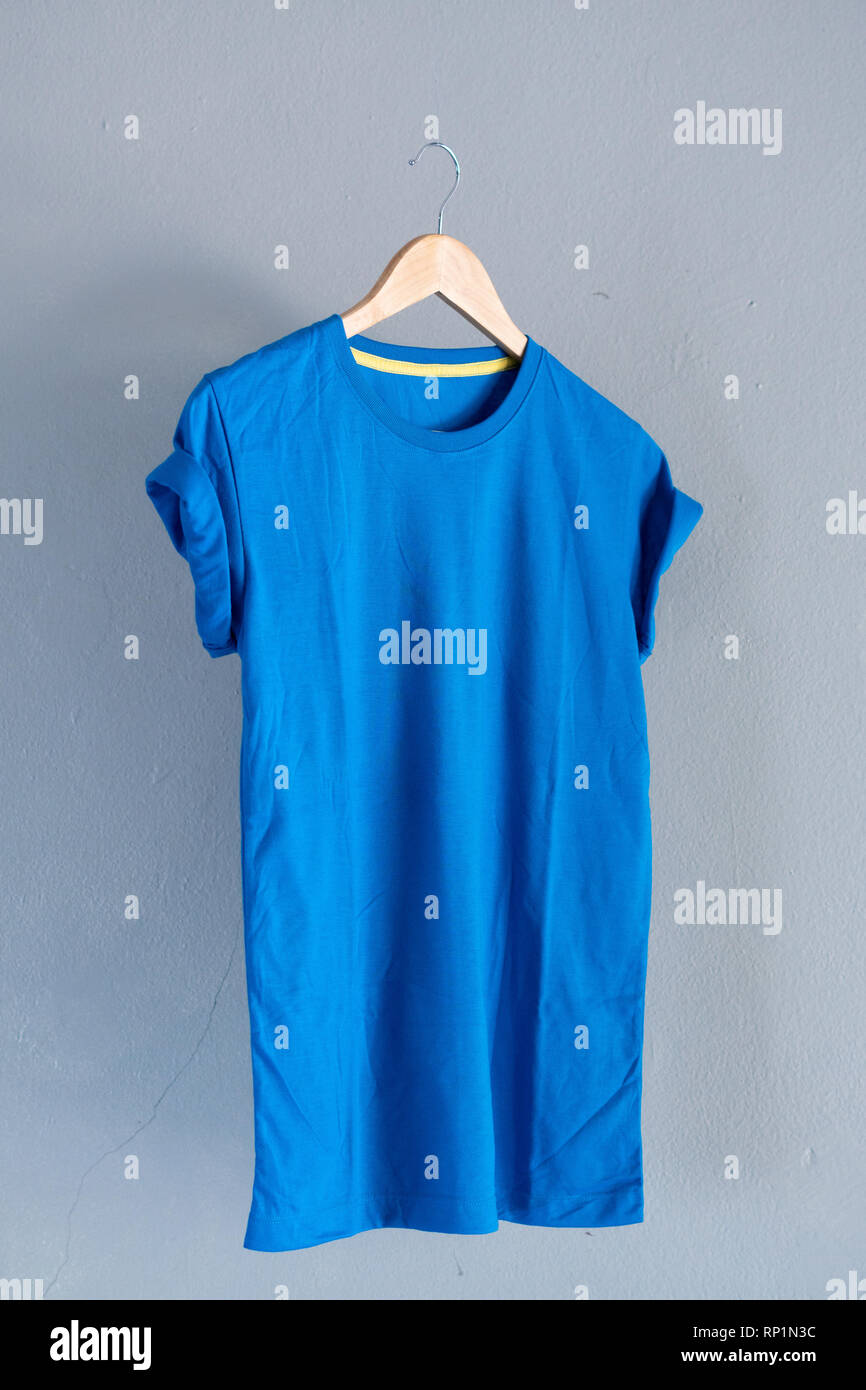 Retro Fach blau Baumwolle T-Shirt Kleidung mock up Vorlage auf grunge weiß Holz Hintergrund Konzept für den Einzelhandel Dress Shop Kulisse, Leer Flachbild vintage legen Stockfoto