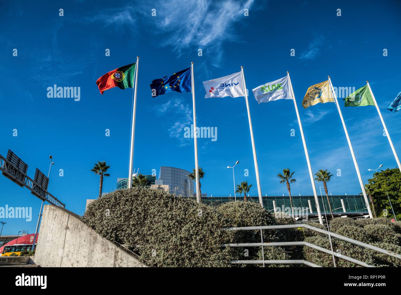 Flaggen verschiedener Länder auf einem Hintergrund von Blue Sky Stockfoto