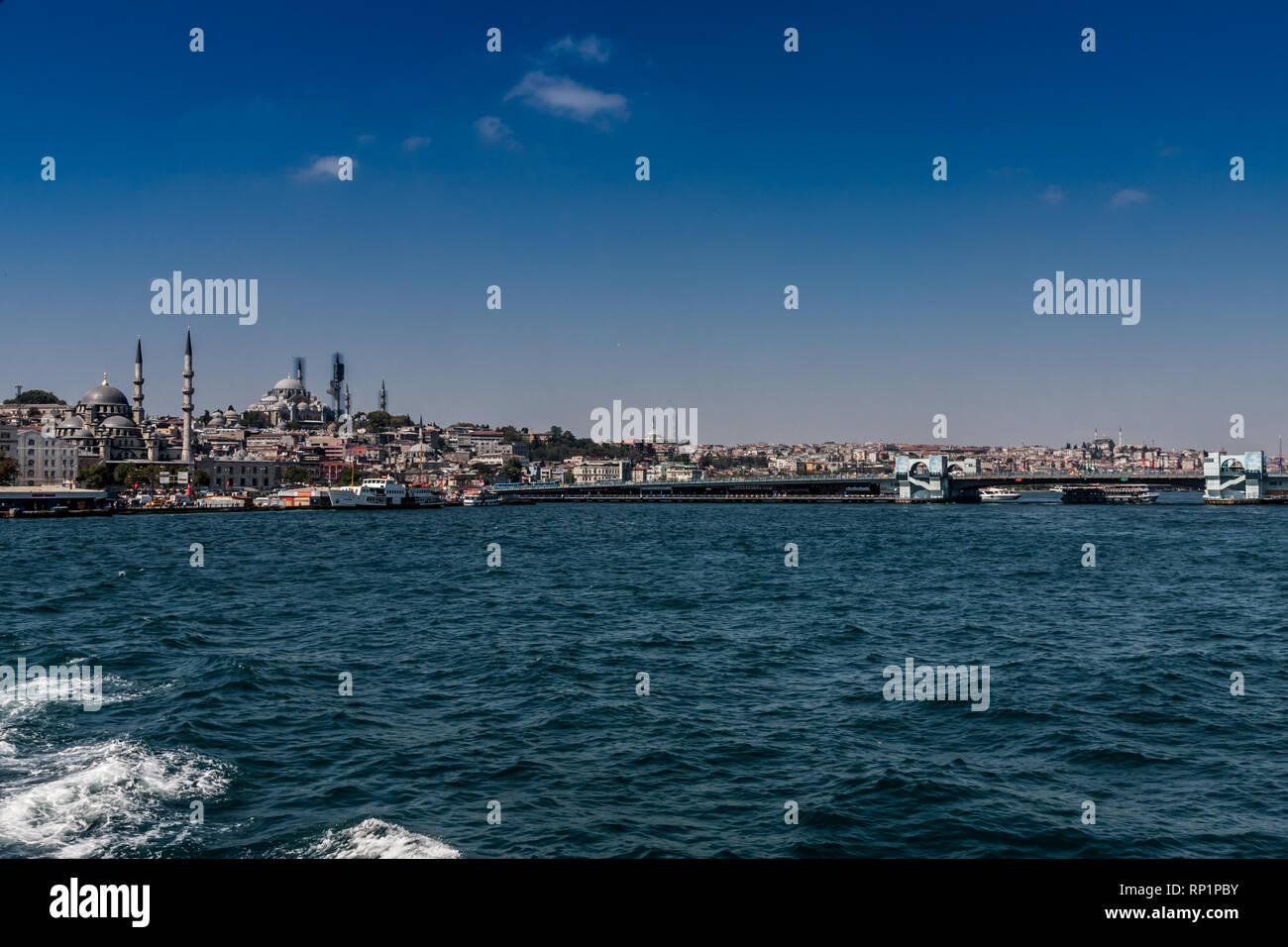 Ein Blick auf den Bezirk Eminönü und Galata Brücke vom Goldenen Horn Bay Stockfoto