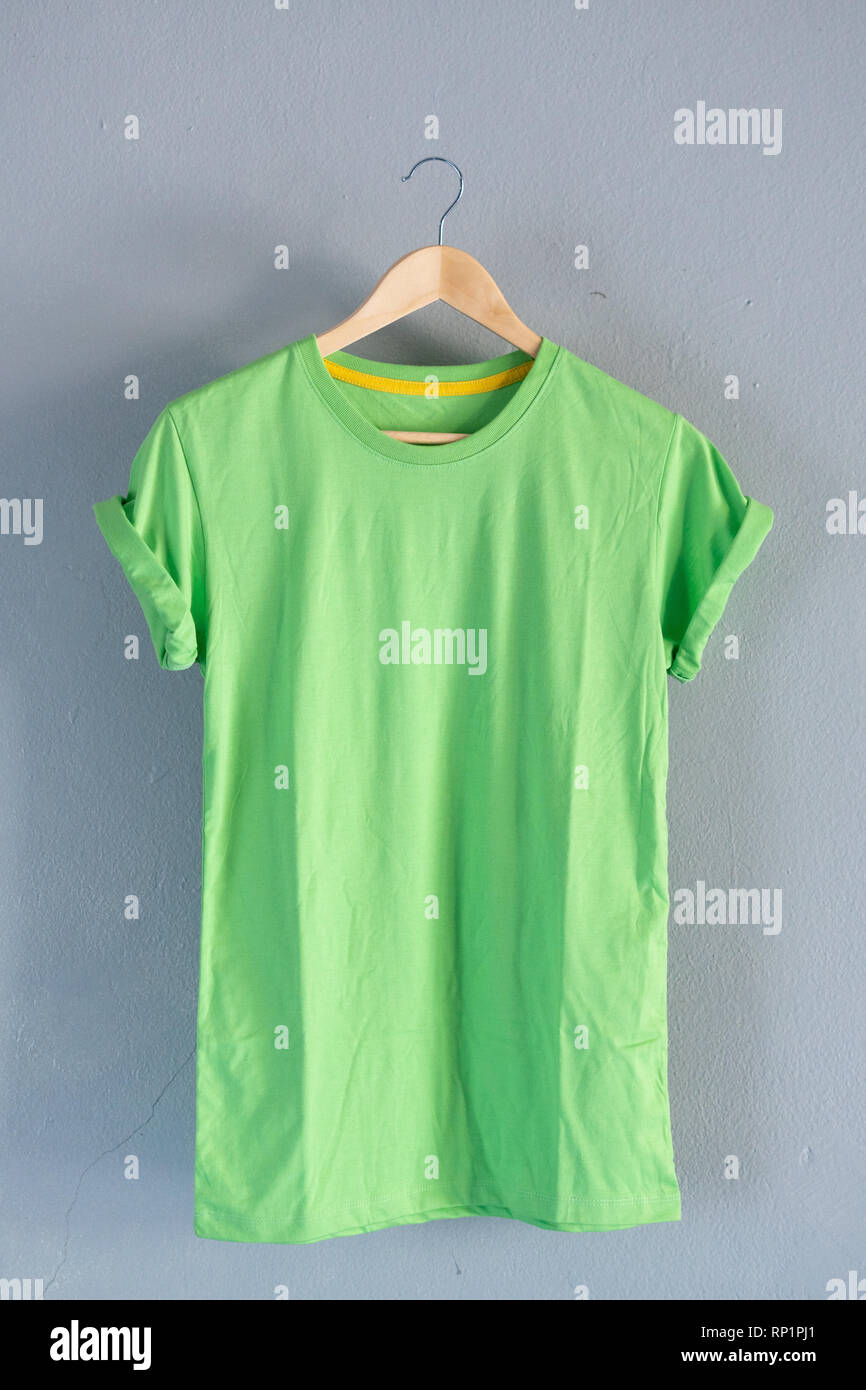 Retro falten Hellgrün Baumwolle T-Shirt Kleidung farbenfrohe Mock up Vorlage auf grunge grauer Hintergrund Konzept für den Einzelhandel Dress Shop Kulisse, Leer Flachbild Stockfoto