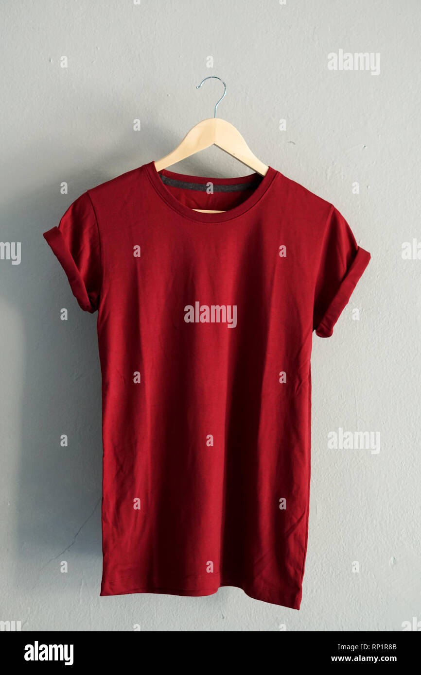 Retro Klappen rot Baumwoll-T-Shirt Kleidung mock up Vorlage auf grunge weiß Holz Hintergrund Konzept für den Einzelhandel Dress Shop Kulisse, Leer Flachbild vintage legen Stockfoto